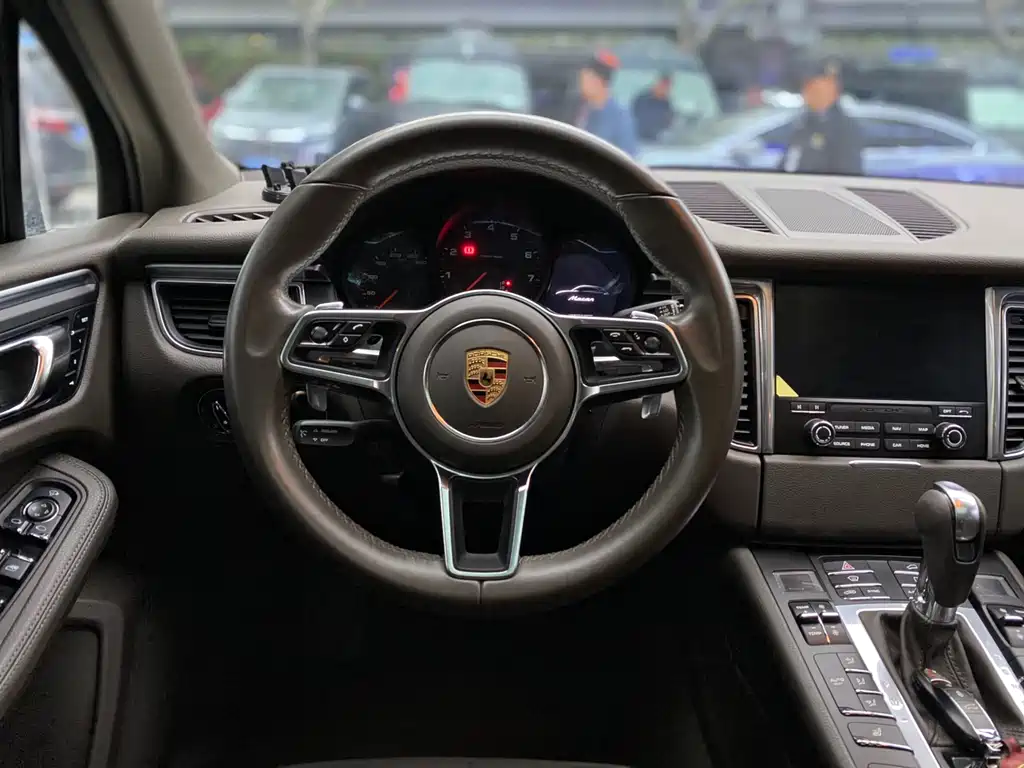Porsche Macan 2017 — фото 15