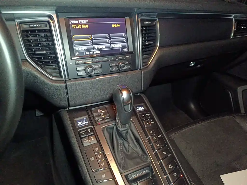 Porsche Macan 2015 — фото 14