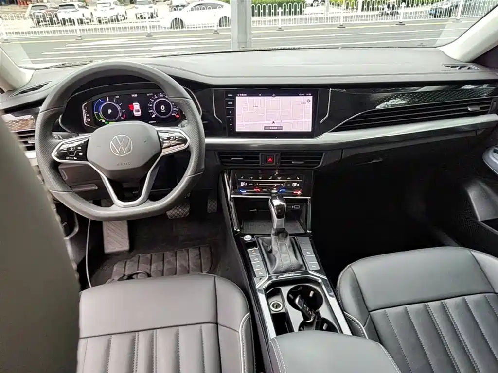 Volkswagen Passat PHEV 2023 — фото 10