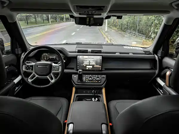 Land Rover Defender 2023
