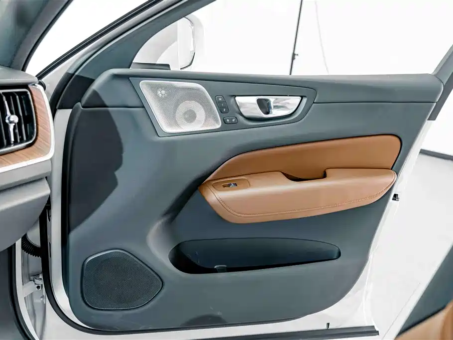 Volvo XC60 Plug-In Hybrid 2025 — фото 16
