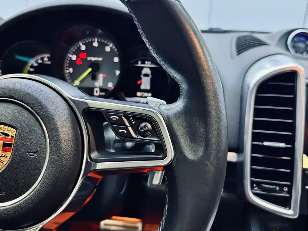 Porsche Cayenne Hybrid 2018 — фото 23