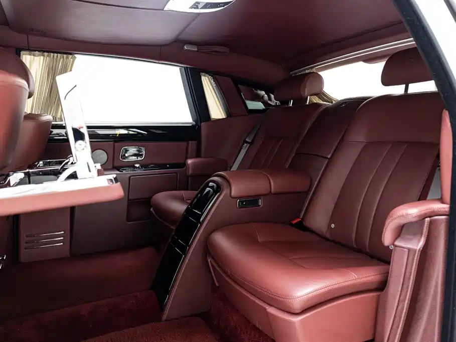 Rolls-Royce Phantom 2016 — фото 11