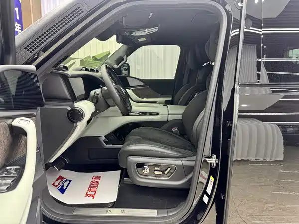 Yangwang U8 2024