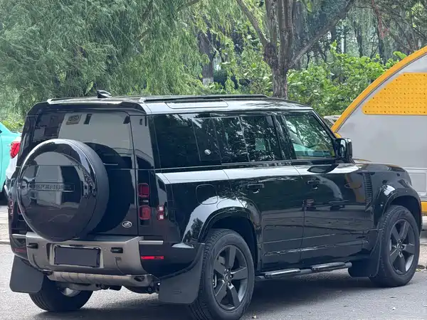 Land Rover Defender 2024