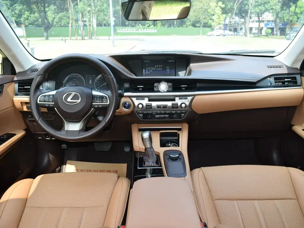 Lexus ES 2017 — фото 15