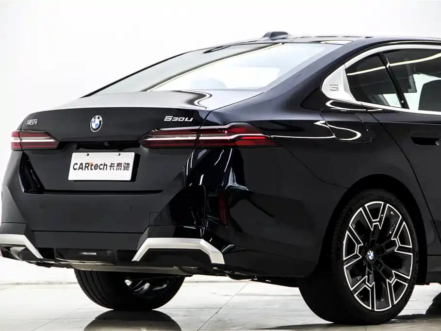 BMW 5 Series 2025 — фото 9