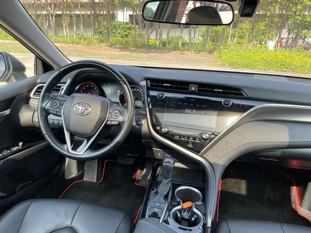 Toyota Camry 2019 — фото 11