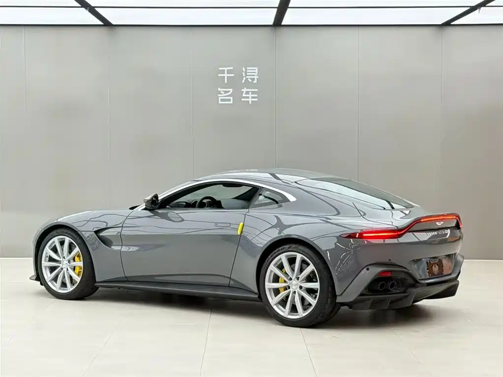 Aston Martin V8 Vantage 2023 — фото 13