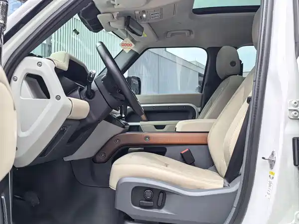 Land Rover Defender 2021