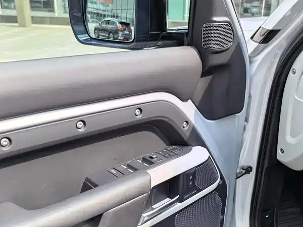 Land Rover Defender 2020