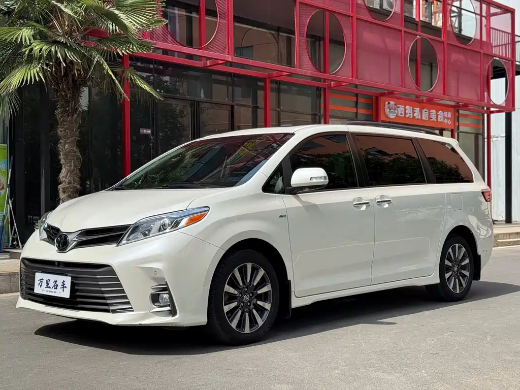 Toyota Sienna 2019 — фото 1