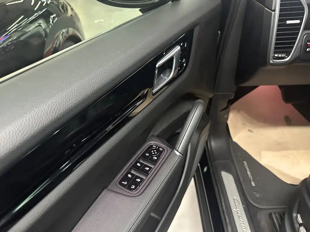 Porsche Cayenne Hybrid 2021 — фото 11