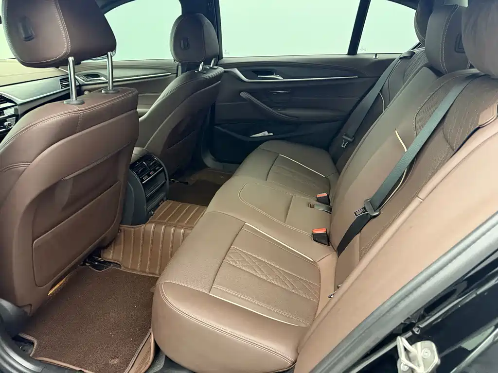 BMW 5 Series 2023 — фото 11