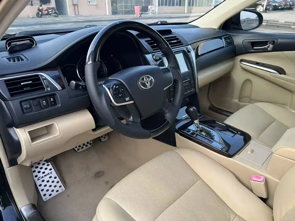 Toyota Camry 2015 — фото 8