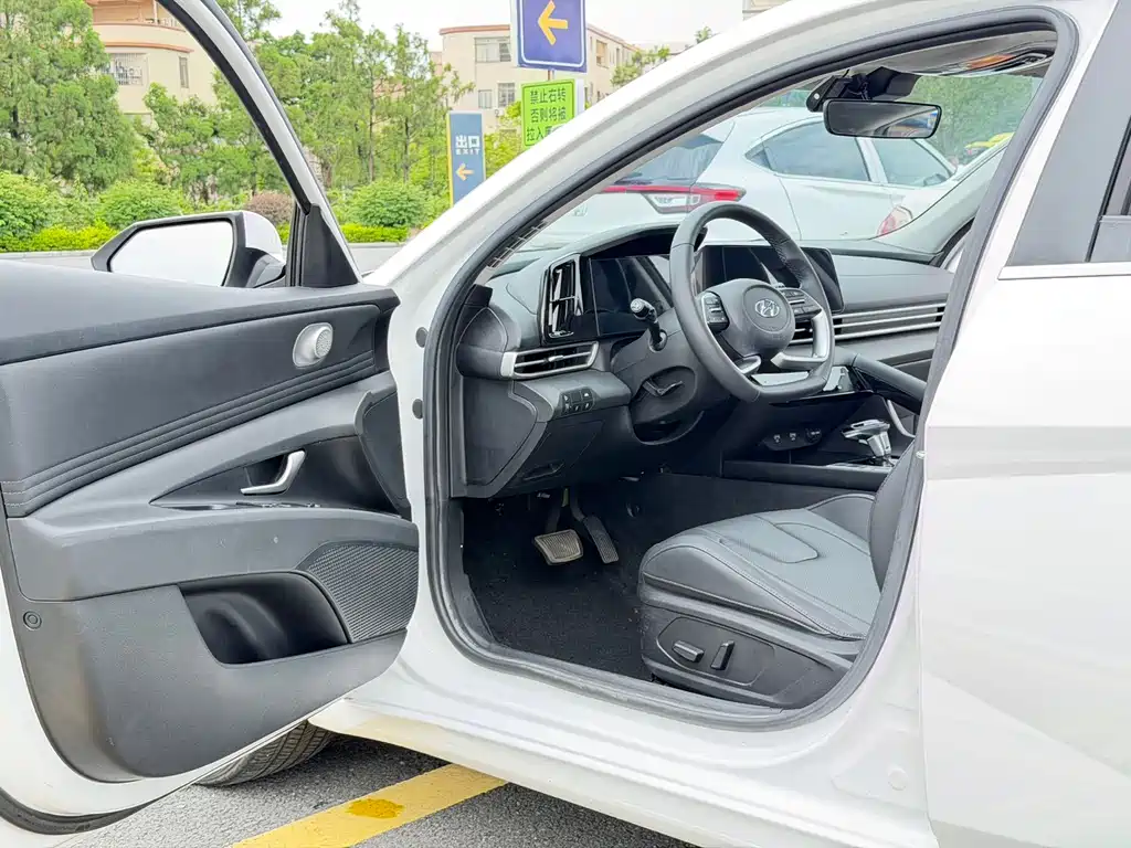 Hyundai Elantra 2022 — фото 18