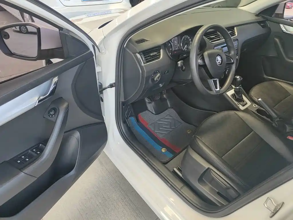 Skoda Octavia 2017 — фото 16
