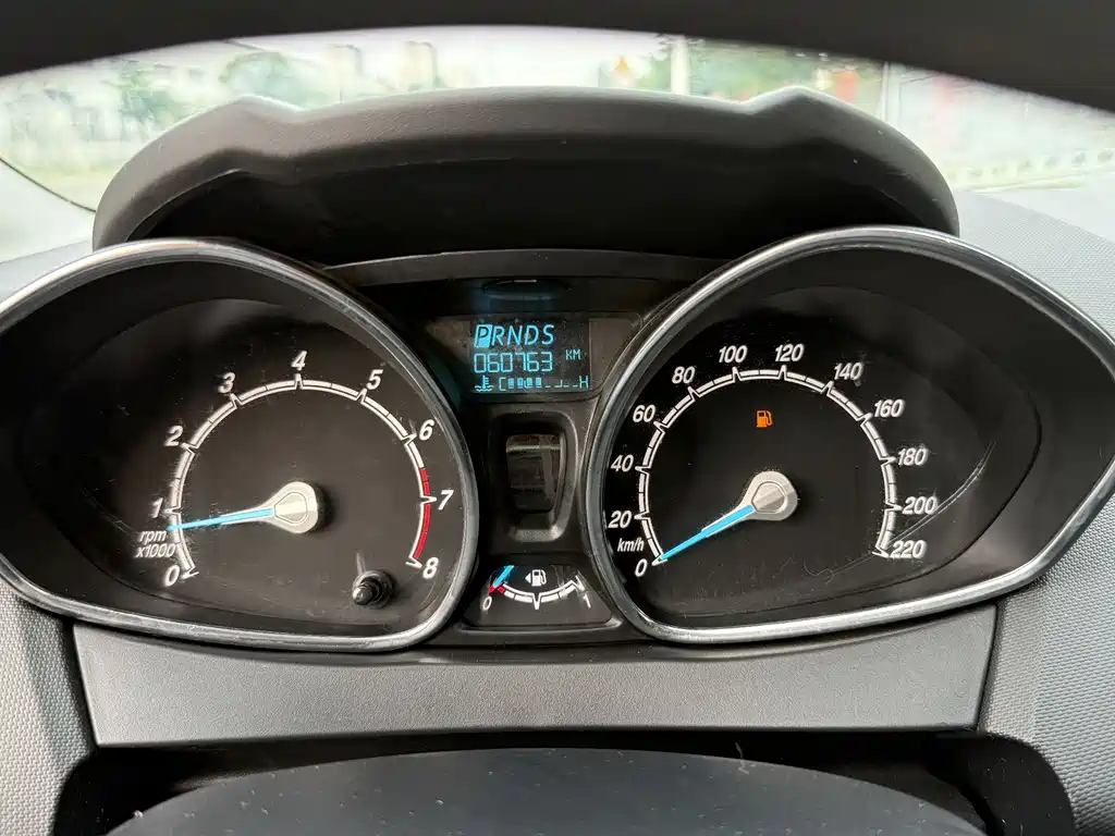 Ford Fiesta 2014 — фото 14