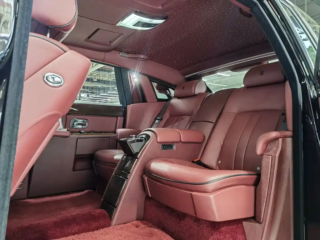 Rolls-Royce Phantom 2016 — фото 11