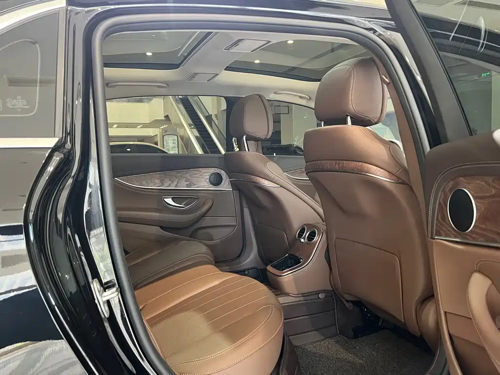Mercedes-Benz E-Class 2023 — фото 16