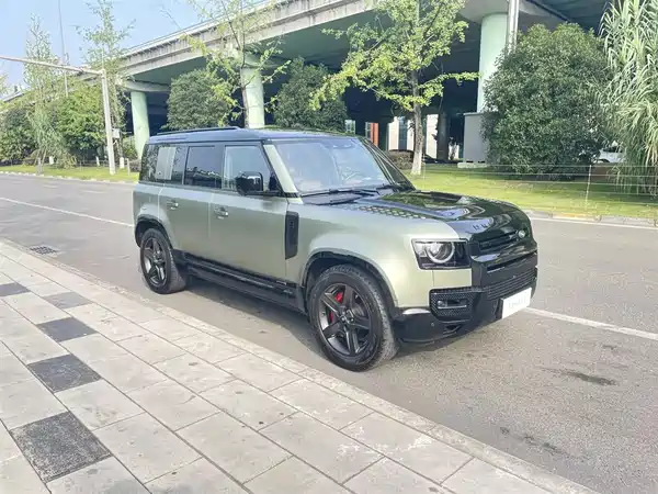 Land Rover Defender 2024