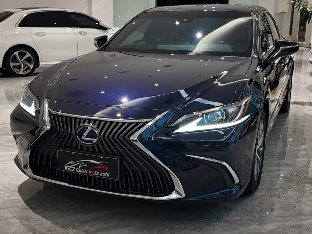 Lexus ES 2020 — фото 1
