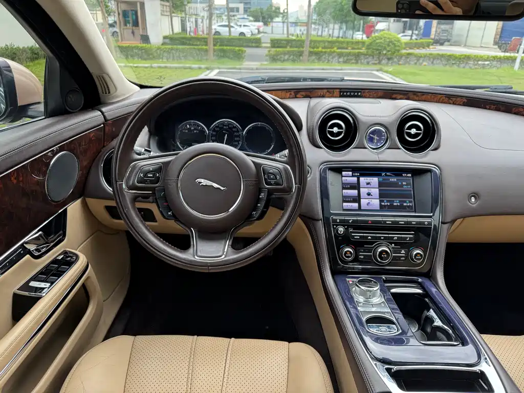 Jaguar XJ 2012 — фото 15