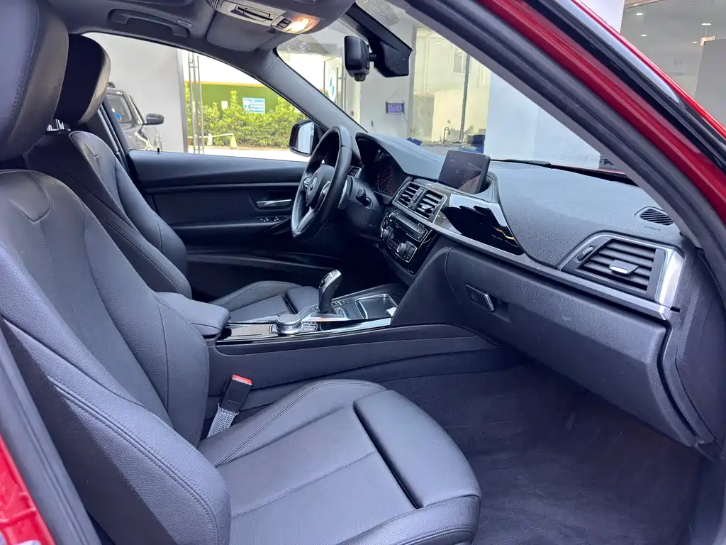 BMW 3 Series 2018 — фото 20