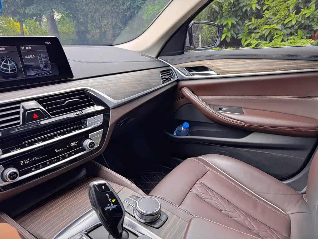 BMW 5 Series 2019 — фото 21
