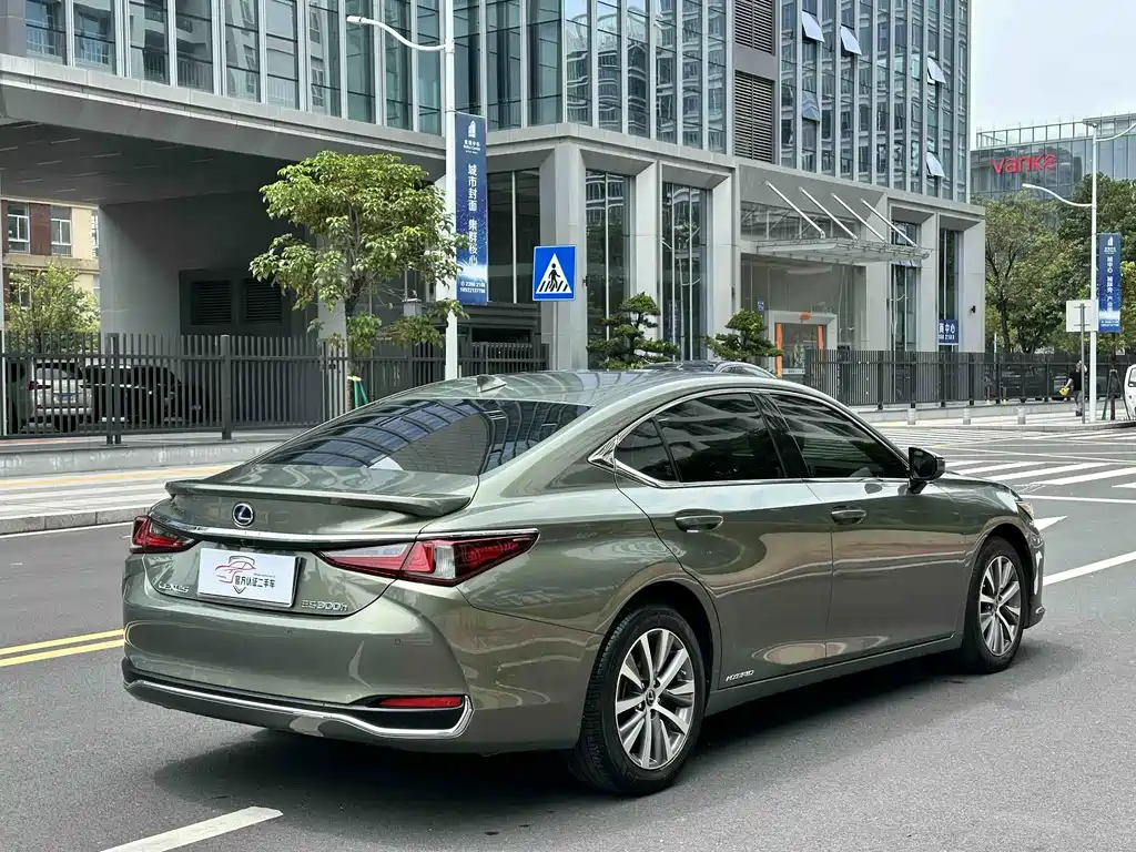 Lexus ES 2020 — фото 15
