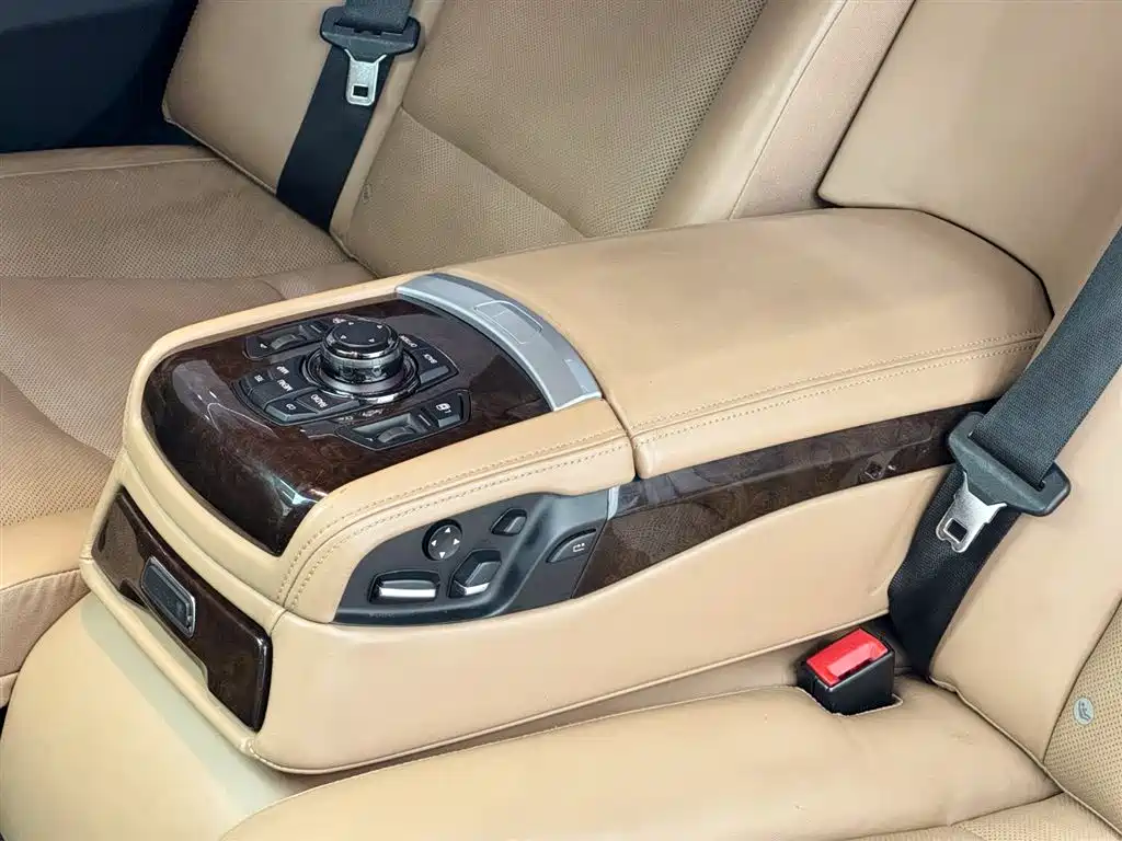 BMW 7 Series 2012 — фото 12