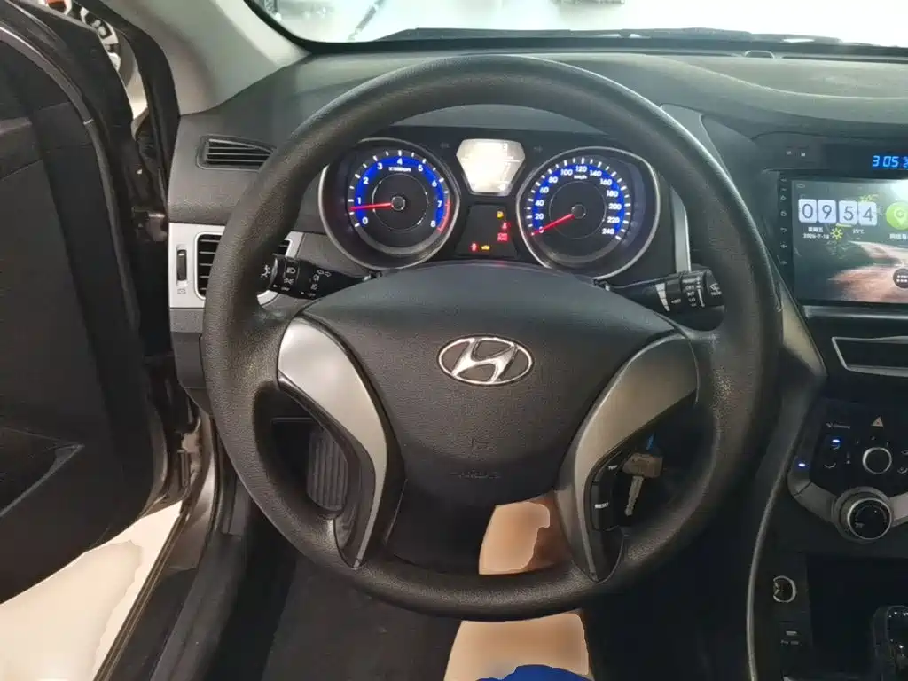 Hyundai Elantra 2017 — фото 11