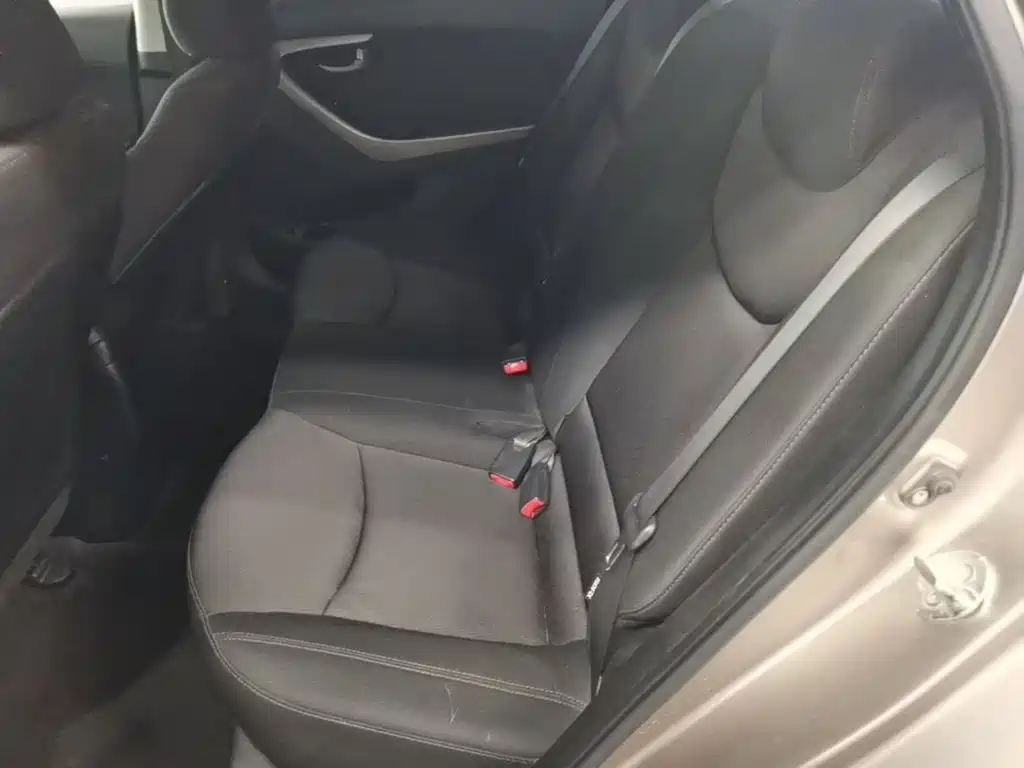 Hyundai Elantra 2017 — фото 17