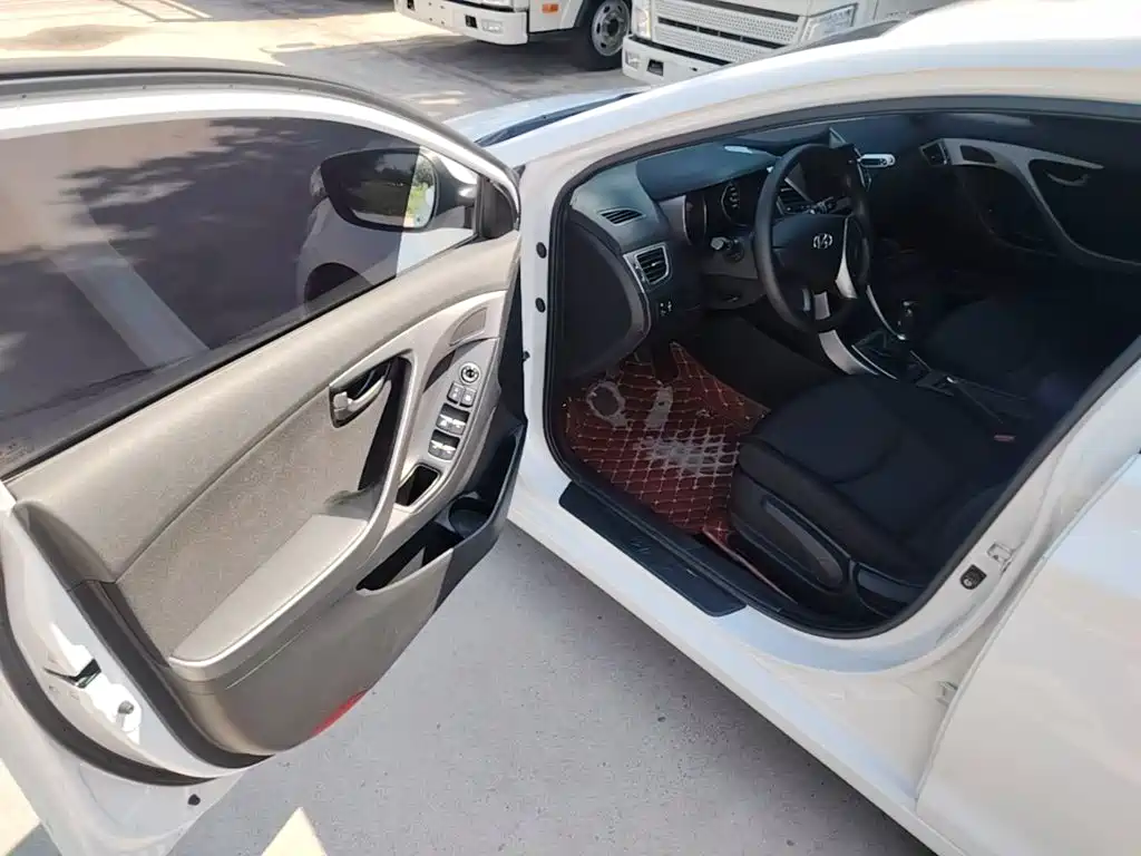 Hyundai Elantra 2016 — фото 16