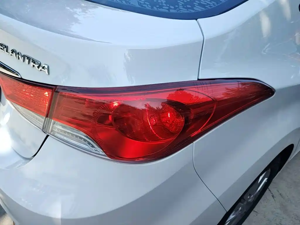 Hyundai Elantra 2016 — фото 8