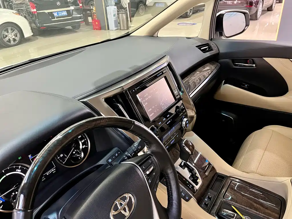 Toyota Alphard 2020 — фото 12