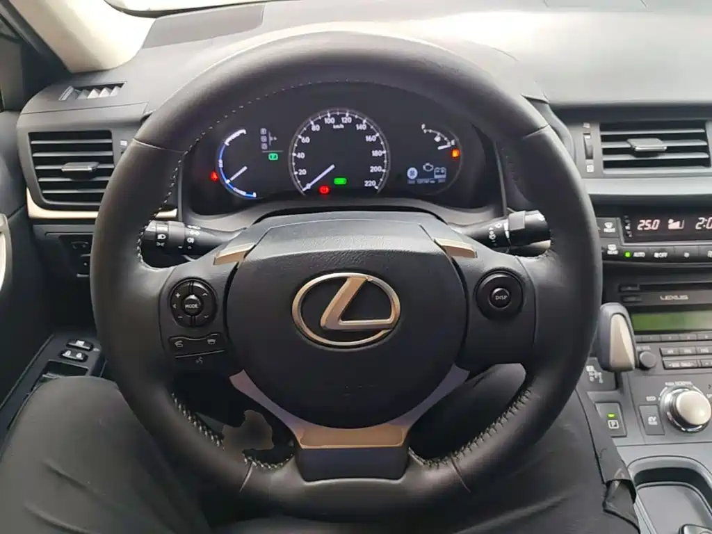 Lexus CT 2015 — фото 11