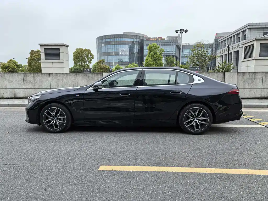 BMW i5 2025 — фото 2