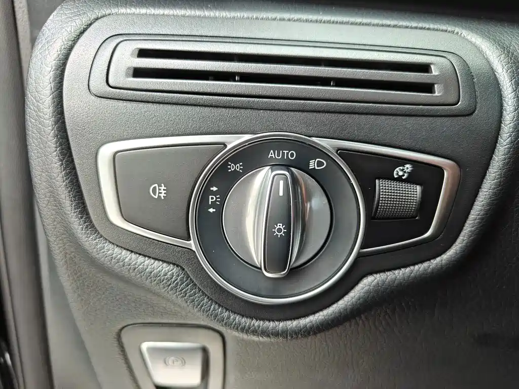Mercedes-Benz V-Class 2020 — фото 17