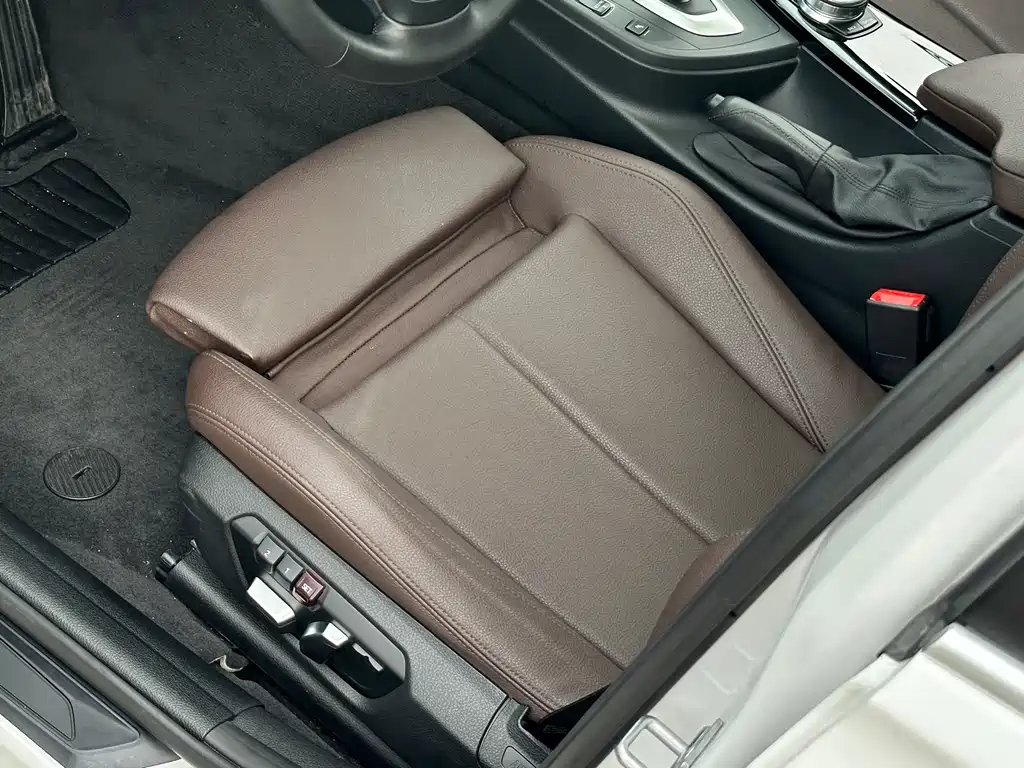 BMW 3 Series 2019 — фото 19