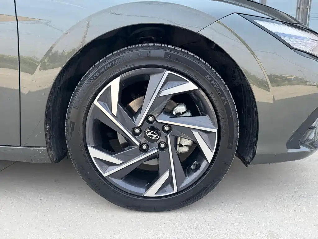 Hyundai Elantra 2023 — фото 11