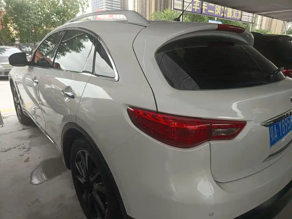 Infiniti QX70 2018 — фото 12