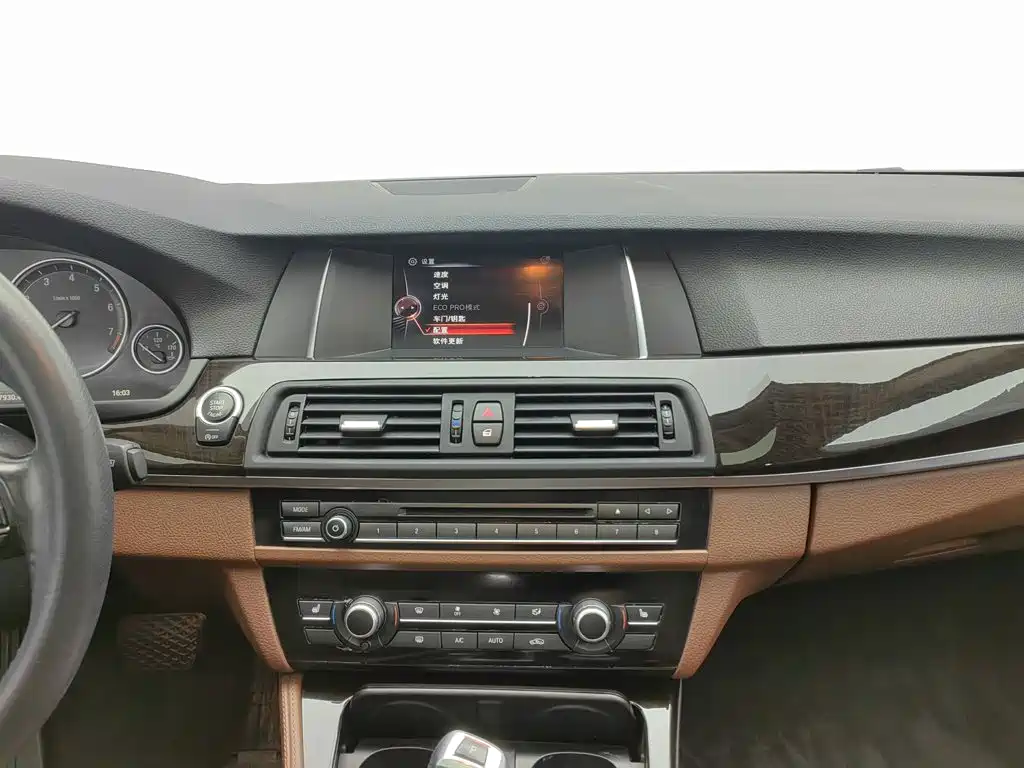BMW 5 Series 2016 — фото 12