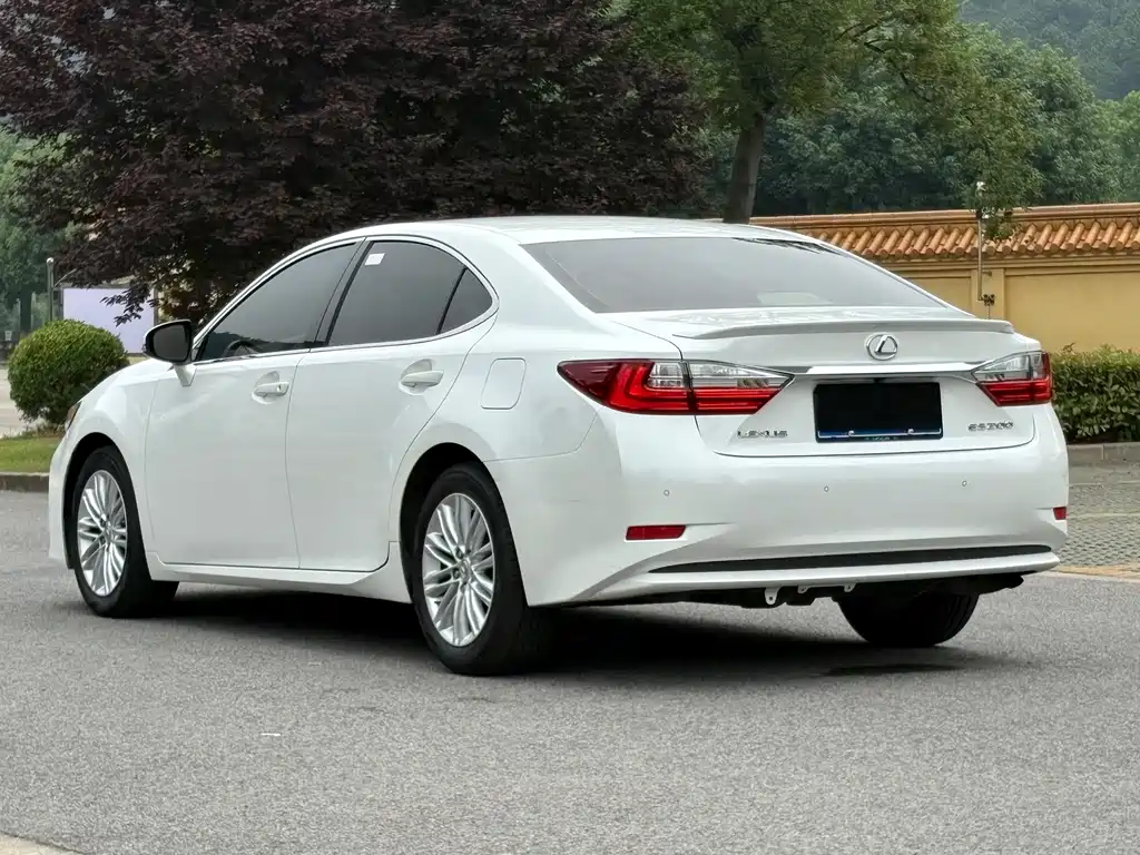 Lexus ES 2017 — фото 29