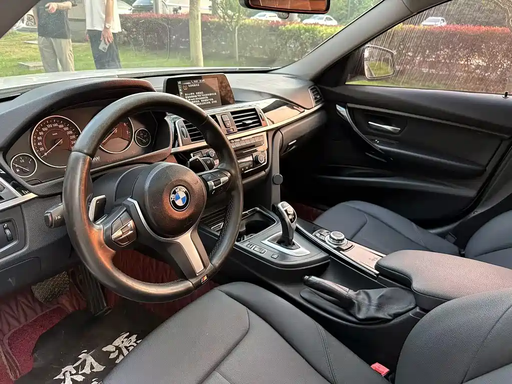 BMW 3 Series 2017 — фото 11