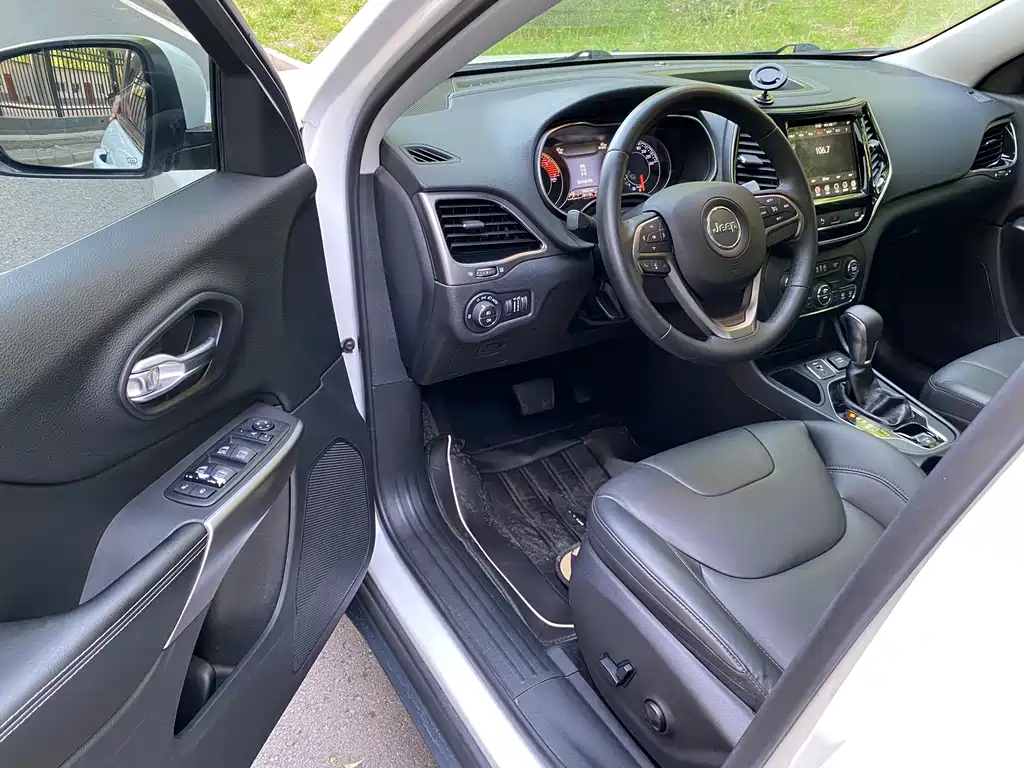 Jeep Cherokee 2019 — фото 11