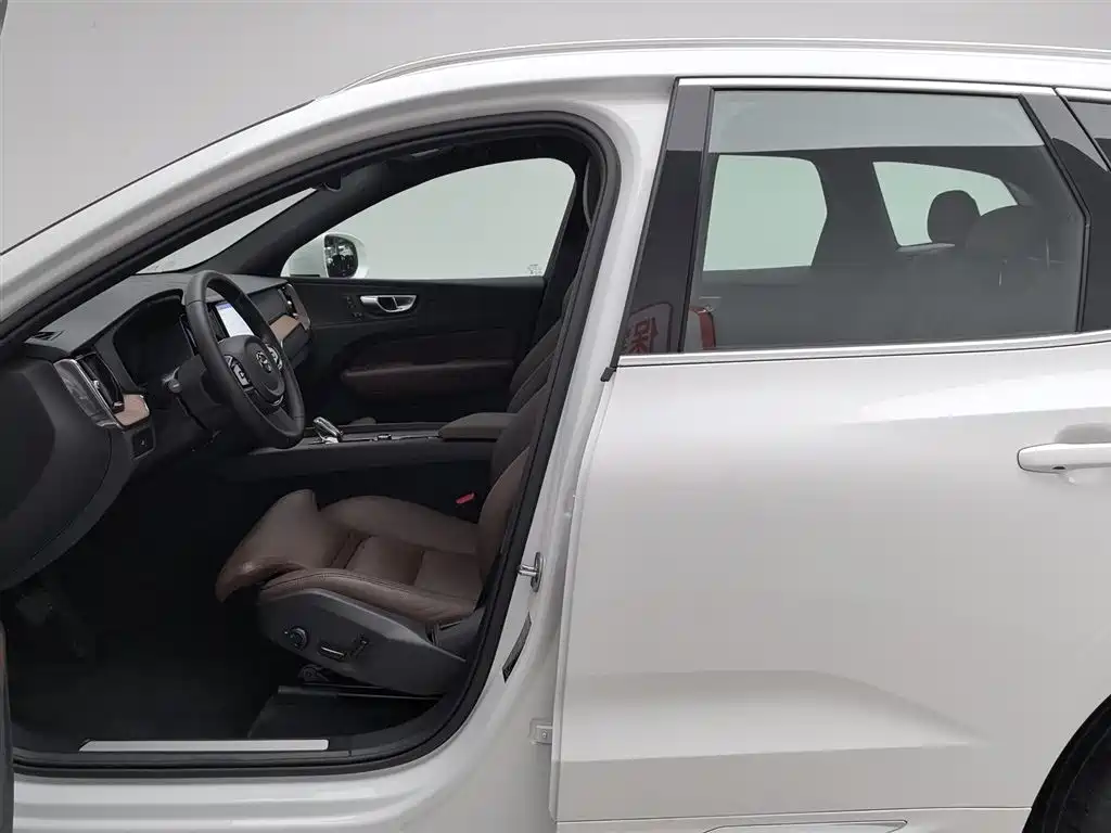 Volvo XC60 2025 — фото 10