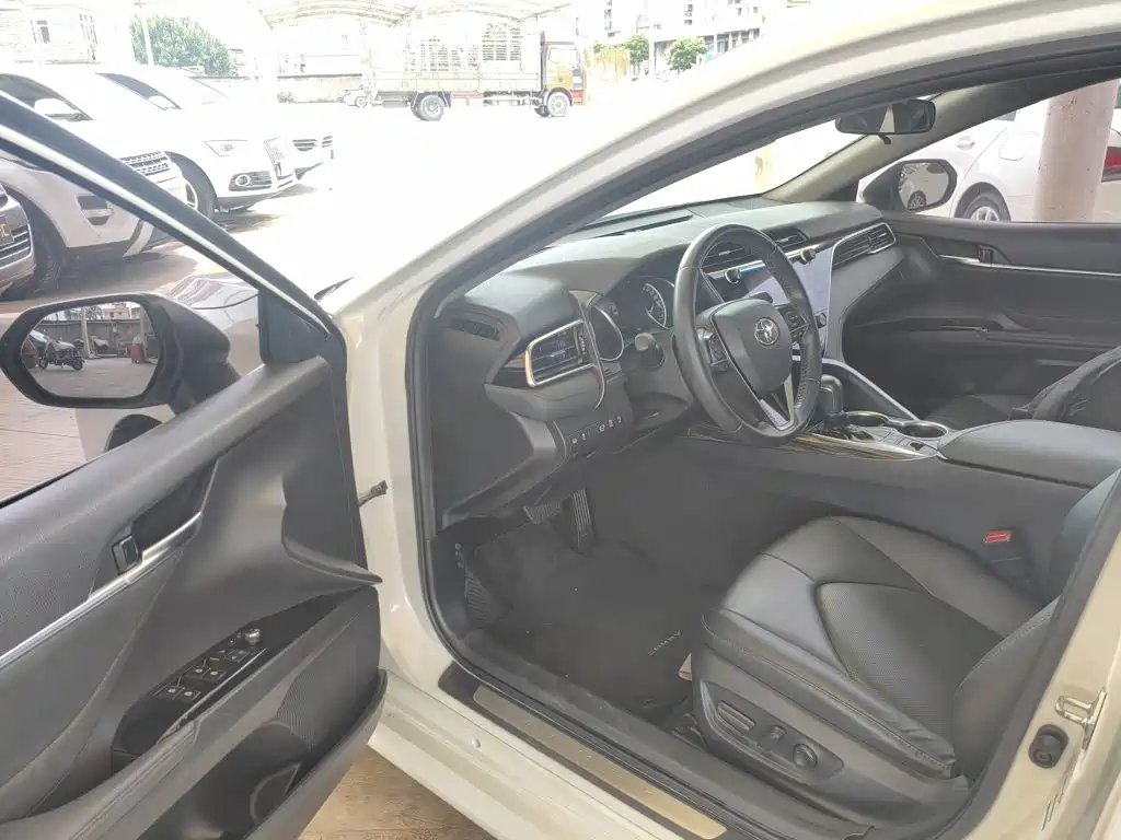 Toyota Camry 2020 — фото 16