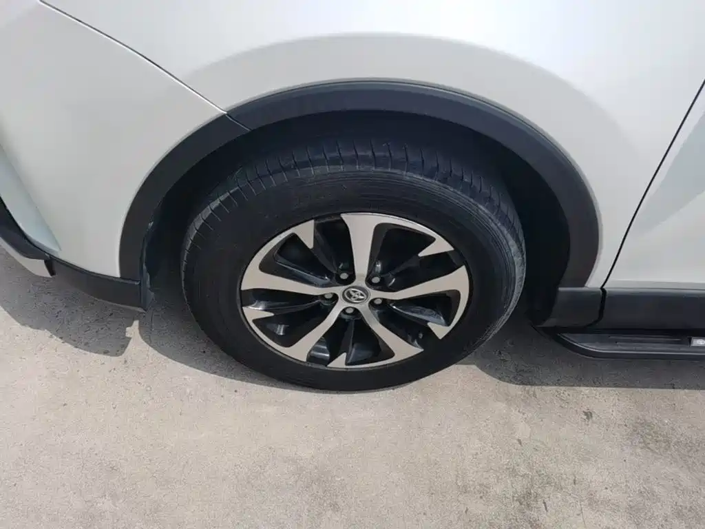 Toyota RAV4 2017 — фото 23