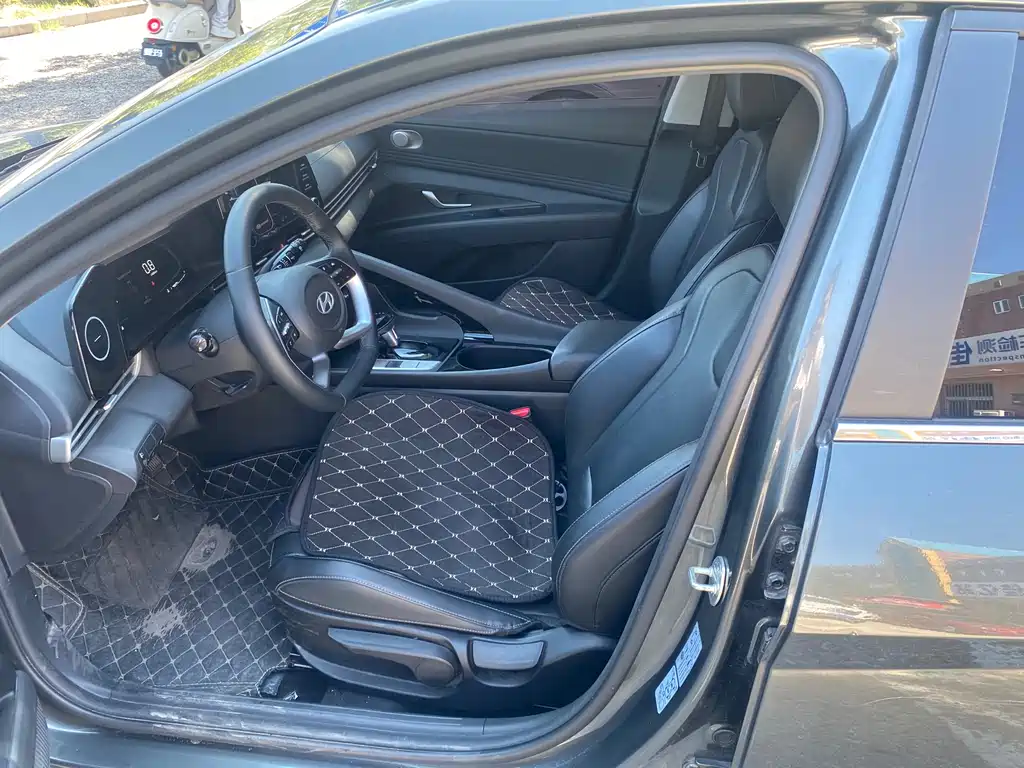 Hyundai Elantra 2023 — фото 11
